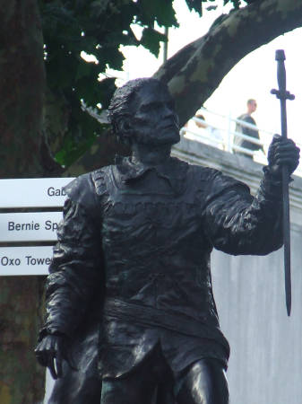 Laurence Olivier statue unveiled on South Bank