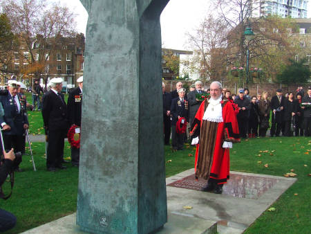 Mayor of Southwark Cllr Bob Skelly lays a wreath a