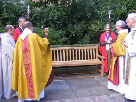 Jubilee Walkway bench unveiled at Southwark Cathedral
