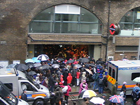 London Bridge Olympic queueing system tested during Jubilee pageant