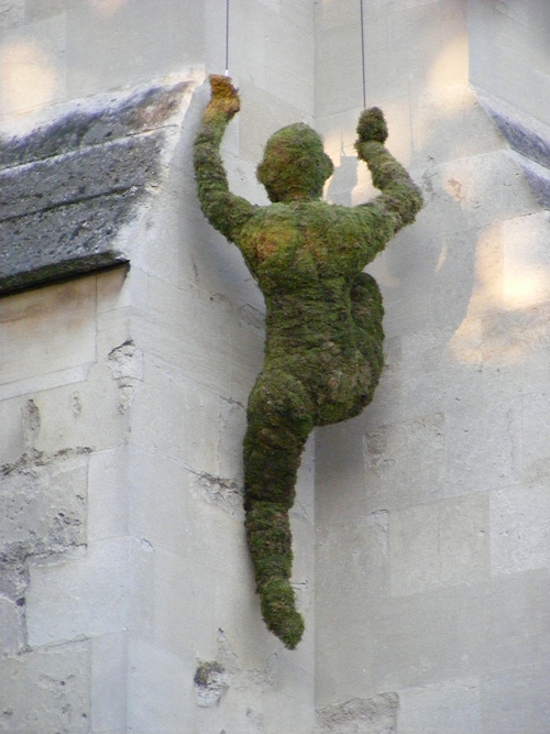 'Climber' scales Southwark Cathedral to promote flower festival