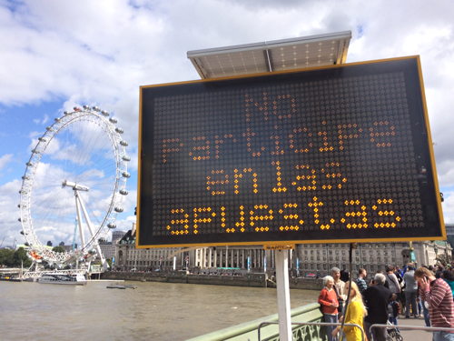 Westminster Bridge gambling: tourists warned not to get involved