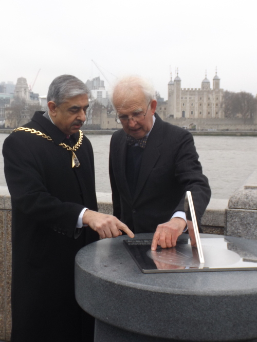 Mayor of Southwark unveils Queen’s Walk sundial