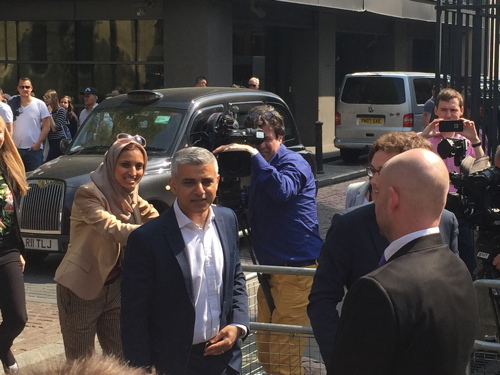 Sadiq Khan begins mayoralty with Southwark Cathedral ceremony