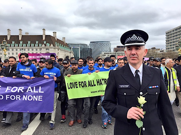 Westminster Bridge: silence and flowers one week after attack