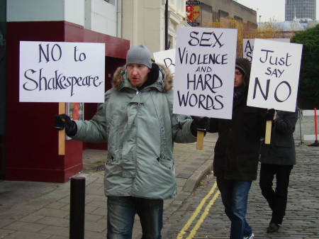 Street theatre outside Shakespeare's Globe