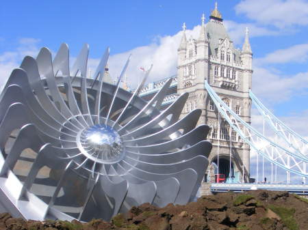 'UFO' lands in Potters Fields Park