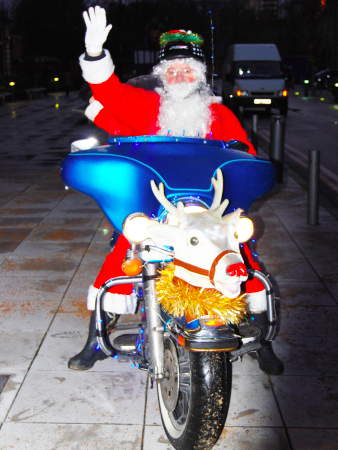 Father Christmas visits SE1 children’s hospital on a Harley Davidson