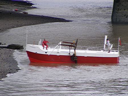 Sculptor’s walking boat fails to make it onto the Bankside beach