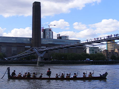 Maori war canoe takes to the Thames