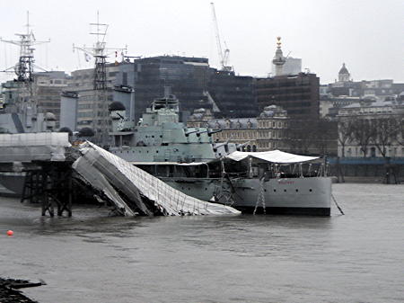 Giant crane lifts HMS Belfast’s collapsed gangway out of the river