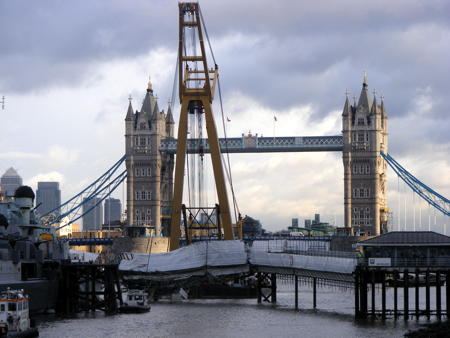 Giant crane lifts HMS Belfast’s collapsed gangway out of the river