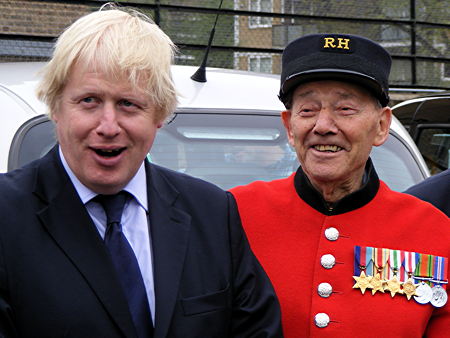 Boris Johnson and Al Murray in Waterloo to meet Holland-bound war veterans