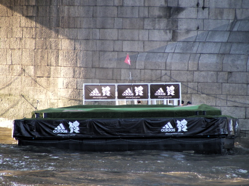 Sergio Garcia and Dustin Johnson play golf on a Thames barge