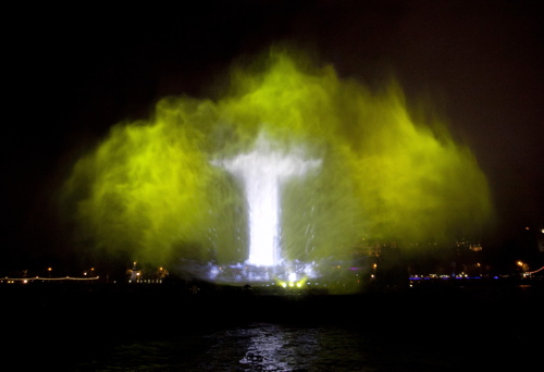 Projections on Thames mark Olympic handover from London to Rio