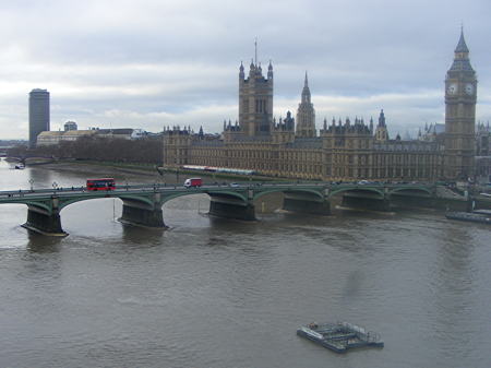 Westminster Bridge gaming scams: 100 arrests in five months