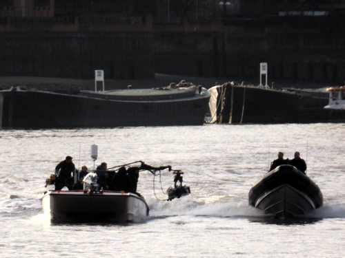 James Bond fans see filming of Spectre on River Thames in London - BBC News