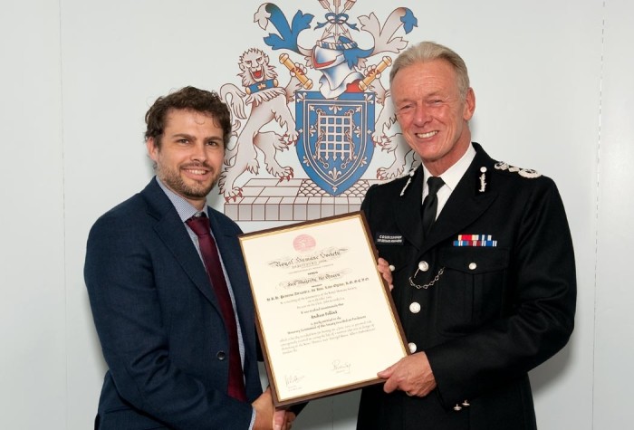 Man who rescued suicidal woman from Thames receives award