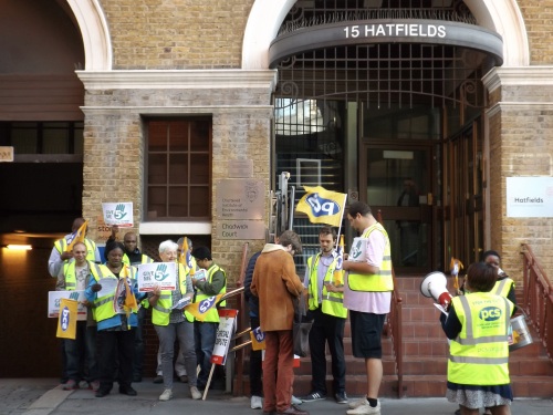 Striking Met Police security guards protest outside employer’s HQ