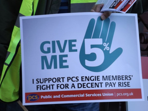 Striking Met Police security guards protest outside employer’s HQ