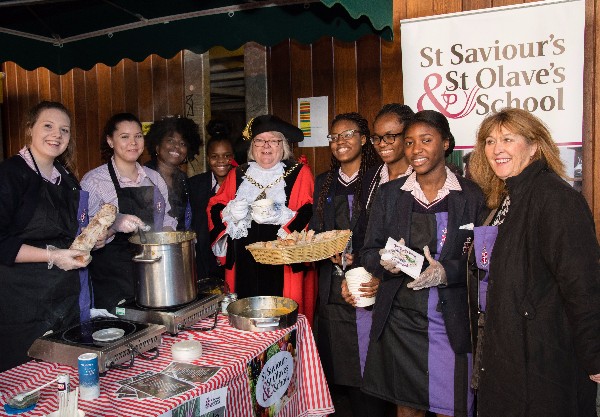 Mayor joins SE1 children selling home-made soup at Borough Market